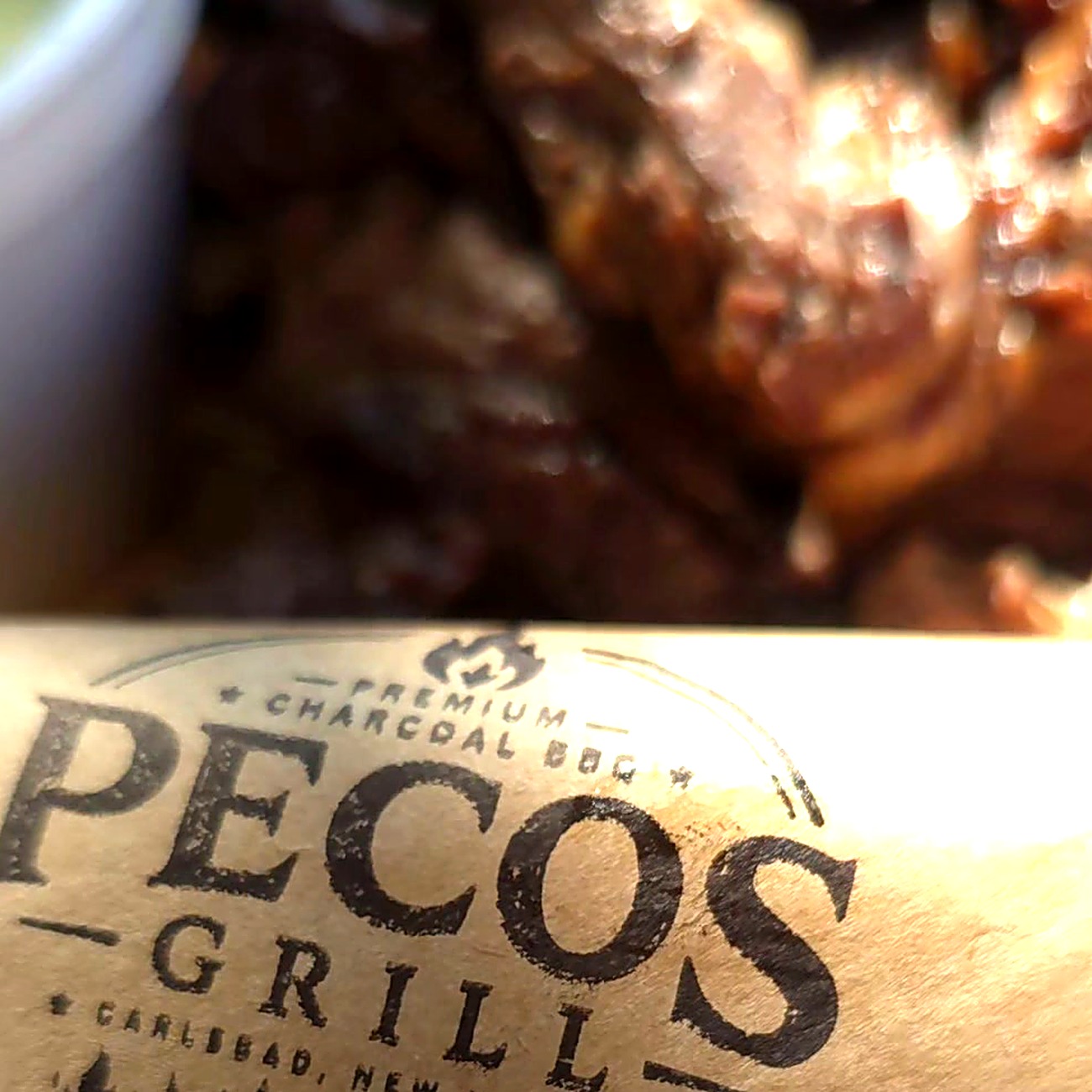 Carne asada jugosa con cebollitas cambray y chile con queso de Pecos Grill