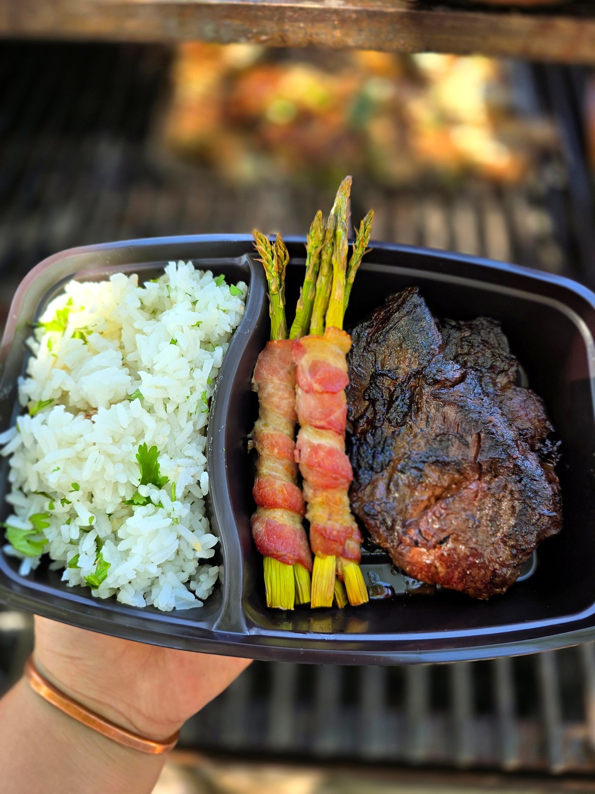 Meal prep de Pecos Grill: skirt steak, arroz al vapor con cilantro y espárragos envueltos en tocino